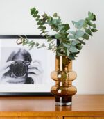 Vase double en verre ambré au design original.