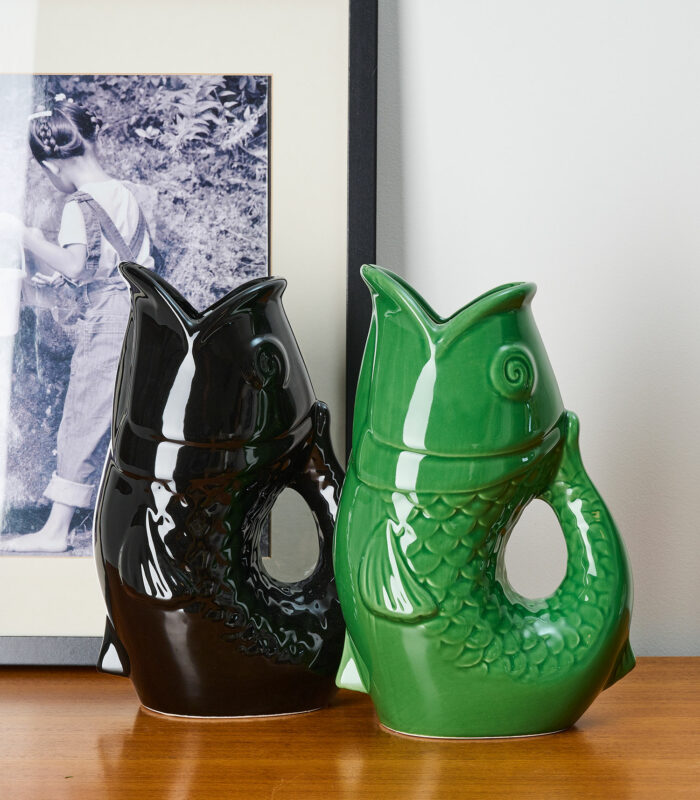 Le vase poisson surprend par sa forme inhabituelle. Il peut être utilisé comme objet décoratif ou comme vase pour les fleurs et trouvera sa place dans n’importe quelle pièce de votre intérieur. Retrouvez d’autres vases de la même collection disponibles sur le site.