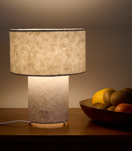 Lampe à poser Saturne de la marque Opjet en papier mâché. Elle apporte une lumière douce et diffuse dans votre salon ou votre chambre.