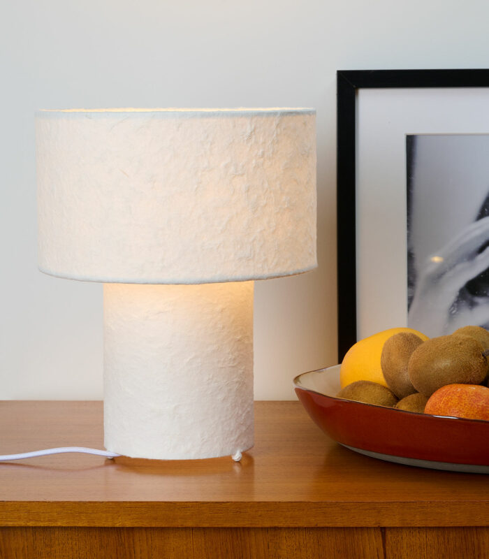 Lampe à poser Saturne de la marque Opjet en papier mâché. Elle apporte une lumière douce et diffuse dans votre salon ou votre chambre.