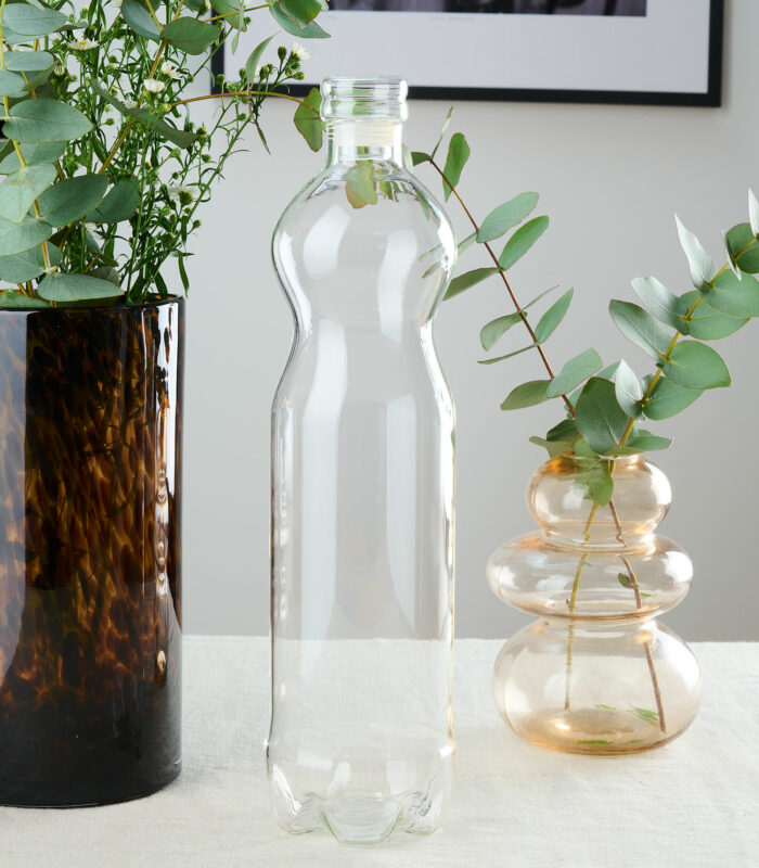 Elégante bouteille à eau en verre pour une décoration de votre table pleine de raffinement. 4 modèles disponibles.