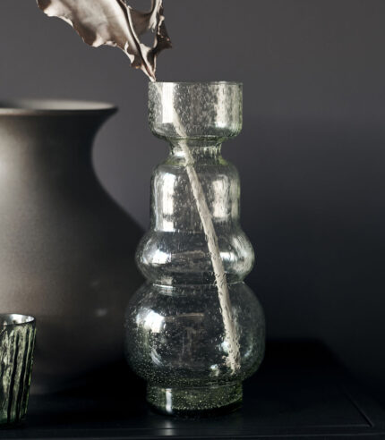 Vase vert clair “Organi” de la marque House Doctor. Style épuré, chic et élégant, il apporte une touche de raffinement dans votre décoration. A associer aussi avec d’autres vases vendus sur le site.