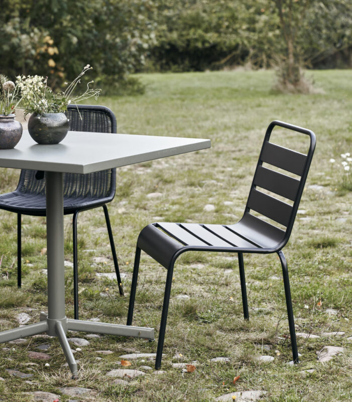 Chaise en acier noire de la marque House Doctor. Le revêtement, noir poudré et mat, rend l’assise intemporelle et adaptée à tous les extérieurs. Elle peut être mixée à la table d’extérieur de la marque serax disponible sur notre e-shop