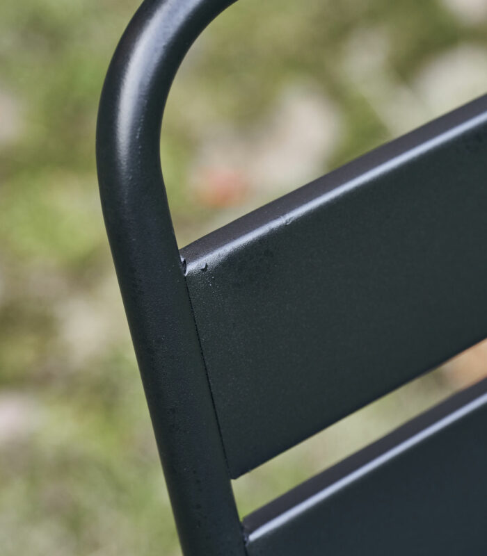 Chaise en acier noir de la marque House Doctor. Le revêtement, noir poudré et mat, rend l’assise intemporelle et adaptée à tous les extérieurs. Elle peut être mixée à la table d’extérieur de la marque serax disponible sur notre e-shop