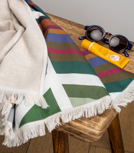 Nouvelle serviette de plage Kutta de la marque Harmony – Haomy. On aime ses tons colorés, sa finition frangée et son style 70’s. Elle dispose d’une face tissu et d’une face éponge ce qui la rend extrèmement moelleuse et très absorbante.