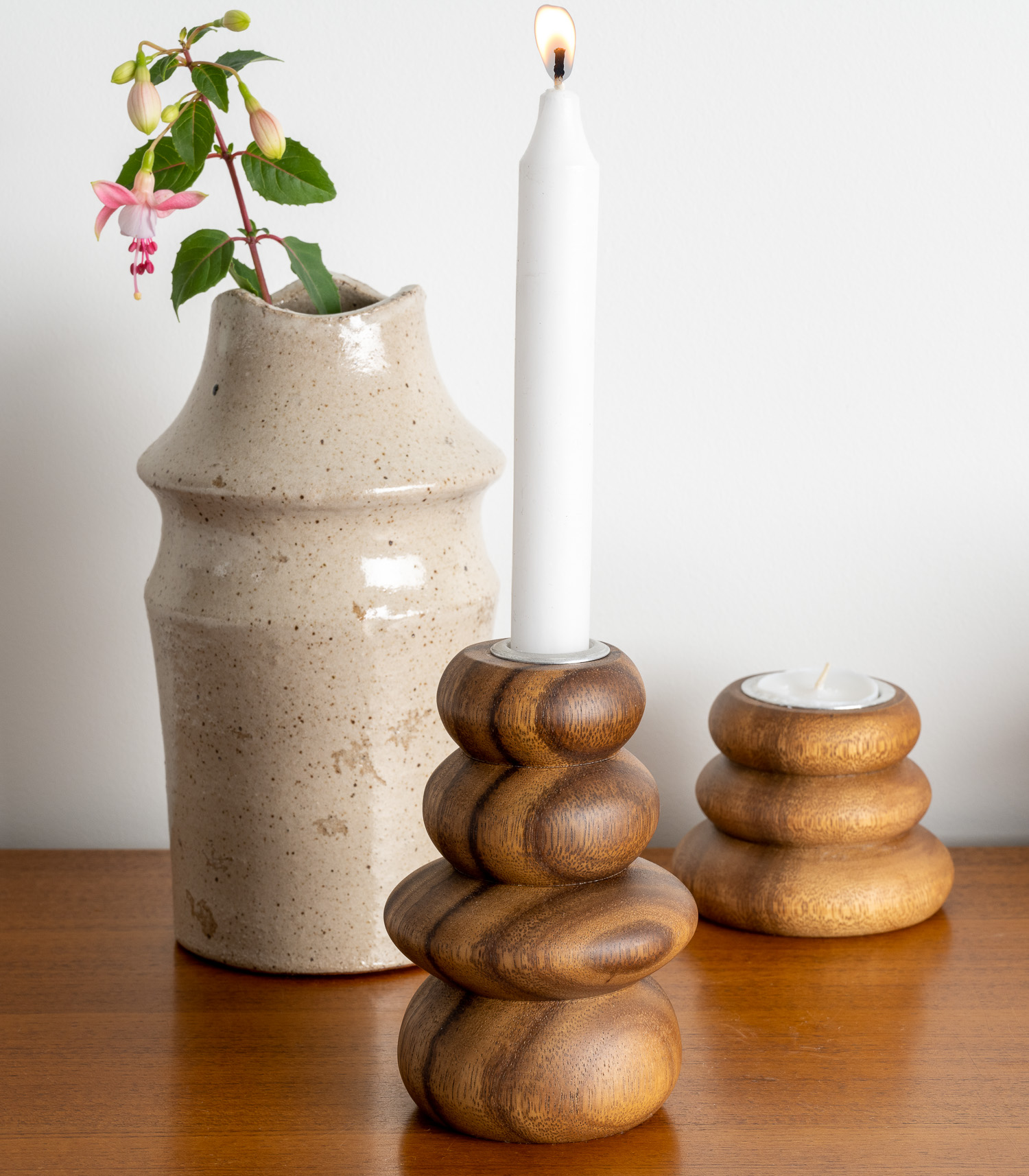 Bougeoir fabriqué à la main à partir de bois d’Acacia provenant de sources durables et traité avec un vernis sans danger. C’est un élément de décoration par excellence qui apporte une touche naturelle et chaleureuse à votre table.